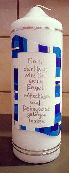Die fertig gestaltete Taufkerze - hier die Rückseite